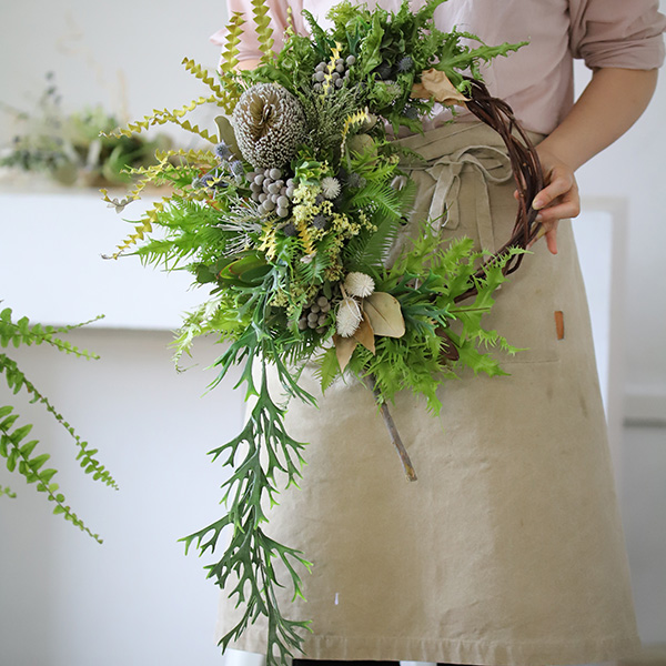 フラワーリースを持っている人